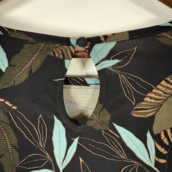 Tahari Women's Long Sleeve Shirt Stretchy Career Leaves Nature Black Size Medium - Picture 6 of 6